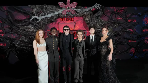 Stars der Serie &laquo;Stranger Things&raquo;: Sadie Sink, Caleb McLaughlin, Finn Wolfhard, Gaten Matarazzo, Noah Schnapp und Millie Bobby Brown im November in Los Angeles (von links nach rechts). (Archivbild) - &copy; Jordan Strauss/Invision/AP/dpa