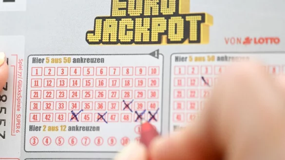 Volltreffer: Auf einem Schein aus Nordrhein-Westfalen sind alle Gewinnzahlen vom Freitag notiert. (Symbolbild) - © Bernd Weißbrod/dpa