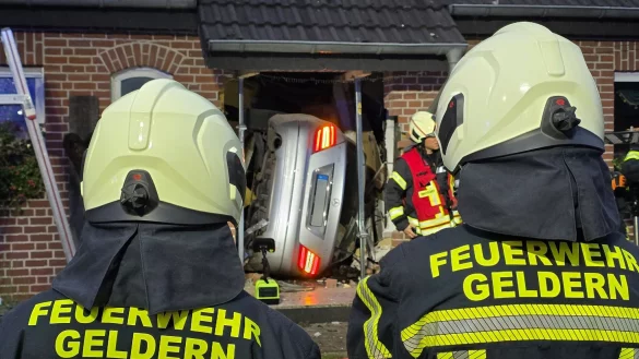 Das Auto durchschlug den Eingangsbereich. - &copy; Guido Schulmann/tv-niederrhein/dpa