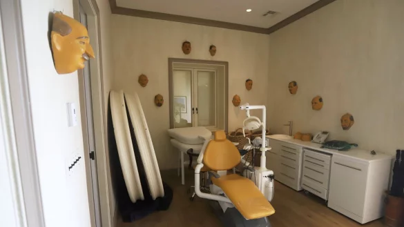 Ein Zahnarztstuhl in der Epstein-Villa - © Uncredited/House Oversight Committee/AP/dpa