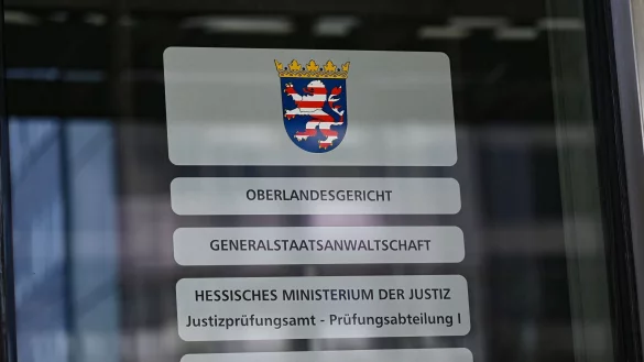 Ermittler der Generalstaatsanwaltschaft konnten die Männer gemeinsam mit der Bundespolizei in Stuttgart festnehmen. (Symbolbild) - © Arne Dedert/dpa