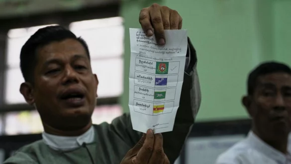 Beobachtern zufolge sollen viele W&auml;hler von der Junta eingesch&uuml;chtert worden sein. - &copy; Thein Zaw/AP/dpa