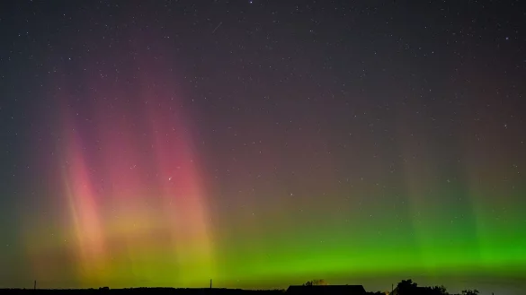 Polarlicht und Komet leuchten am Nachthimmel. - © Patrick Pleul/dpa