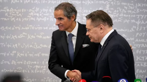 IAEA-Chef Grossi ist zuletzt mehrfach nach Russland gereist, wo er auch den Chef der russischen Atombeh&ouml;rde Lichatschow traf. (Archivbild) - &copy; Alexander Zemlianichenko/AP/dpa