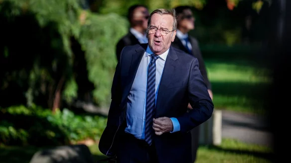 Verteidigungsminister Pistorius dringt darauf, sich an den vereinbarten Zeitplan zu halten. (Archivbild) - &copy; Kay Nietfeld/dpa