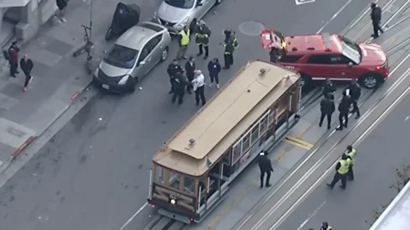 Mehr als ein Dutzend Menschen werden bei dem abrupten Halt verletzt. - &copy; Uncredited/KGO-TV/AP/dpa