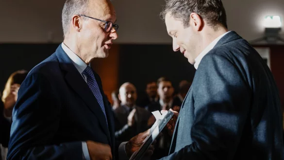 Ein Gespr&auml;ch unter Kollegen: Regierungschef Merz und Vizekanzler Klingbeil unterhalten sich auf dem Empfang zu Merz\\\' 70. Geburtstag. - &copy; Tobias Koch/CDU/CSU-Fraktion im Deutschen Bundestag/dpa