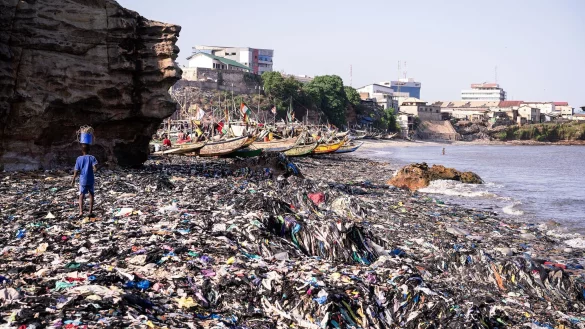 Ein Sandstrand, dessen Sand gar nicht mehr zu sehen ist: Massen an Klamotten verm&uuml;llen diesen K&uuml;stenabschnitt von Accra. - &copy; Kevin McElvaney/Deutsche Umwelthilfe/dpa