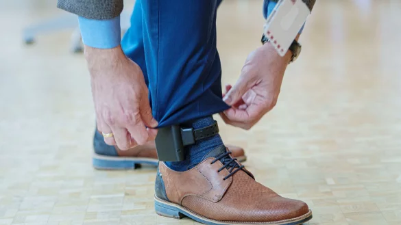 Die elektronische Fu&szlig;fessel soll bei gewaltt&auml;tigen Ex-Partnern oder Angeh&ouml;rigen ein Signal senden, wenn sich der T&auml;ter - bewusst oder unbewusst - dem Opfer n&auml;hert. (Symbolbild) - &copy; Andreas Arnold/dpa