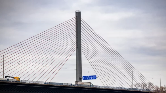Die Sperrung der Bonner Nordbr&uuml;cke f&uuml;r schwere Lkw wird gravierende Auswirkungen auf die Verkehrsstr&ouml;me in der Region haben. - &copy; Thomas Banneyer/dpa