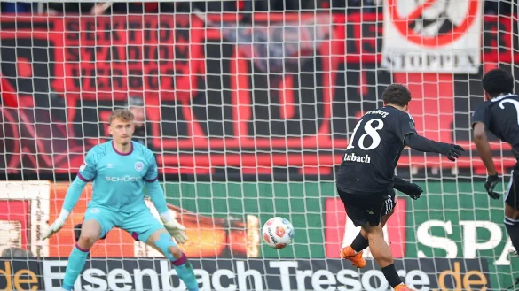 Der N&uuml;rnberger Wegbereiter: Rafael Lubach erzielt per Foulelfmeter das 1:0. - &copy; Daniel Karmann/dpa