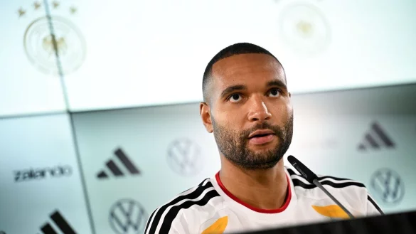 Jonathan Tah hat &uuml;ber besondere Herausforderungen f&uuml;r zwei junge Nationalteamkollegen gesprochen. - &copy; Julian Stratenschulte/dpa