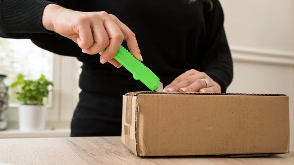 Teure Technik bestellt, aber wertloses Anderes bekommen? Verbrauchersch&uuml;tzer empfehlen, vor dem &Ouml;ffnen das Paket zu wiegen und zu fotografieren. - &copy; Christin Klose/dpa-tmn