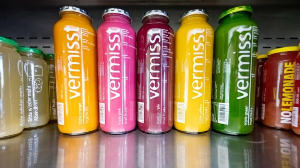 &laquo;Vermisst&raquo; steht gro&szlig; auf den Smoothie-Flaschen von True Fruits - auf der R&uuml;ckseite wird mit Fotos nach zwei seit Jahren vermissten Personen gesucht. - &copy; Benjamin Westhoff/dpa