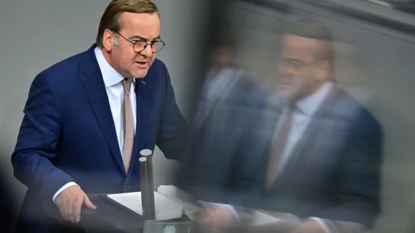 Verteidigungsminister Pistorius warb vor der Abstimmung im Bundestag für das neue Wehrdienstgesetz. - © Sebastian Christoph Gollnow/dpa