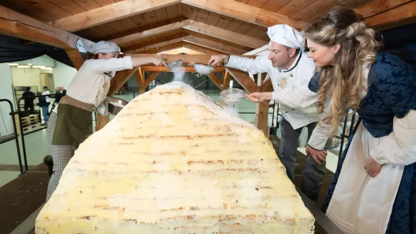 Die Dresdner Stollenbäcker haben ihren Riesenstollen zusammengesetzt. - © Sebastian Kahnert/dpa