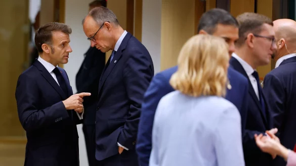 Miteinander gesprochen haben Merz und Macron in letzter Zeit h&auml;ufig. Bei FCAS sind sie aber nicht zu einem Ergebnis gekommen. (Archivbild) - &copy; Geert Vanden Wijngaert/AP/dpa