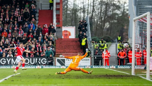 Erik Engelhardt (l) erzielt die Führung für Energie Cottbus - © Julius Frick/dpa