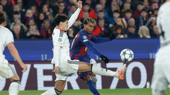 Eintracht Frankfurt hat sich für einen großen Kampf in Barcelona nicht belohnt. - © Joan Monfort/AP/dpa