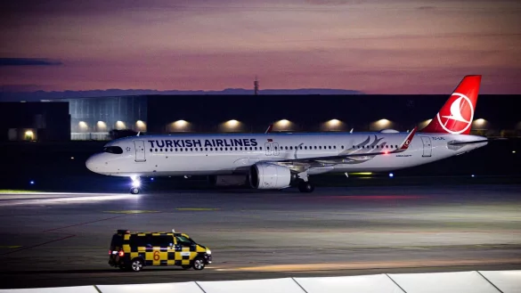 Ein Flugzeug rollt &uuml;ber das Flugfeld vom Flughafen Hannover-Langenhagen. Afghanen mit Aufnahmezusage sollen mit dem Linienflug ankommen sein. - &copy; Moritz Frankenberg/dpa