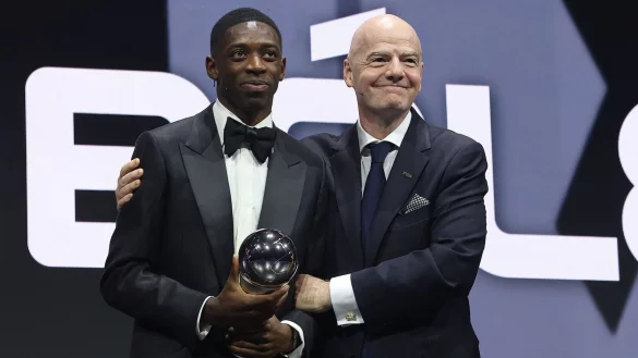 Demb&eacute;l&eacute; (l.) bekam den n&auml;chsten Preis f&uuml;r seine starken Leistungen. - &copy; Mohamed Farag/FIFA/FIFA via Getty Images/dpa