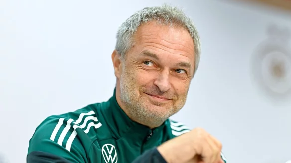 Die deutschen Fußballerinnen und Bundestrainer Christian Wück freuen sich auf die Atmosphäre in Kaiserslautern. - © Uwe Anspach/dpa