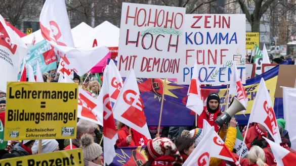 Bei der bisher letzten Tarrufrunde vor zwei Jahren verliehen Lehrkräfte und Hochschulbeschäftigte ihrer damaligen Forderung nach 10,5 Prozent mehr Gehalt mit Aktionen und Warnstreiks Nachdruck, hier in Dresden. (Archivfoto) - © Sebastian Kahnert/dpa