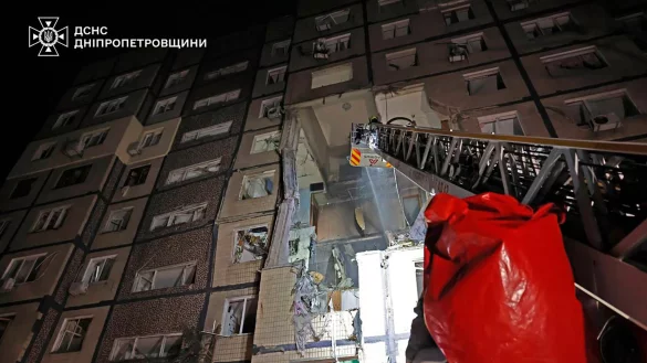 Bei dem Drohneneinschlag in einem mehrst&ouml;ckigen Wohnhaus in Dnipro gab es Tote und Verletzte. - &copy; Uncredited/Ukrainian Emergency Service/AP/dpa