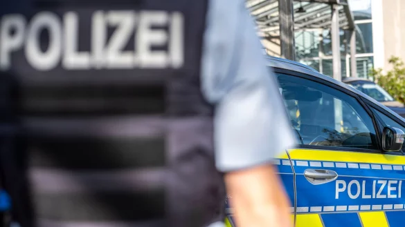 Ein zehnj&auml;hriger Junge wurde bei einem Zusammensto&szlig; mit einem Transporter schwer verletzt. (Symbolbild) - &copy; David Inderlied/dpa