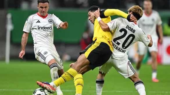 Eintracht Frankfurt und Borussia Dortmund lieferten sich einen packenden Pokal-Kampf. - &copy; Arne Dedert/dpa