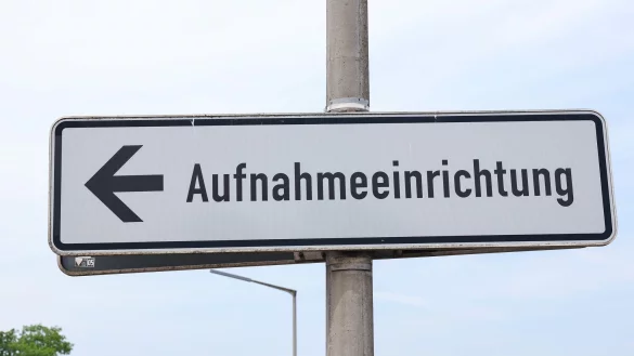 Zuerst werden die Asylbewerber in den Erstaufnahmeeinrichtungen der Länder untergebracht. (Symbolbild) - © Daniel Löb/dpa