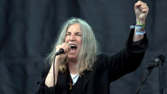 Patti Smith wurde mit dem Musikalbum «Horses» bekannt (Archivbild). - © Hannah Mckay/EPA/dpa