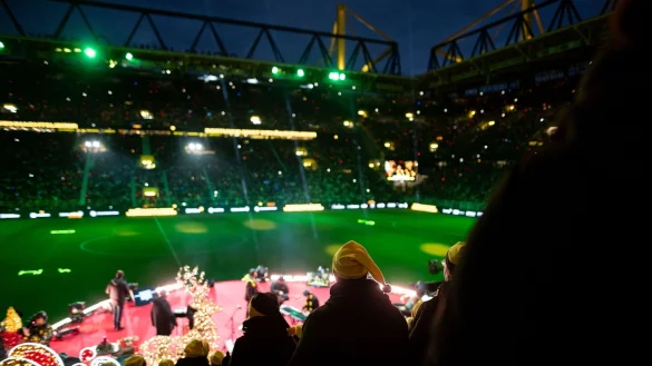 Bei weihnachtlicher Atmosphäre sangen Zehntausende im Stadion. - © Fabian Strauch/dpa