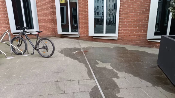 Mitten in der Nacht sollen in D&uuml;sseldorf Sch&uuml;sse gefallen sein - am Morgen war noch Blut vor Ort zu sehen. - &copy; Alexandra Balzer/dpa