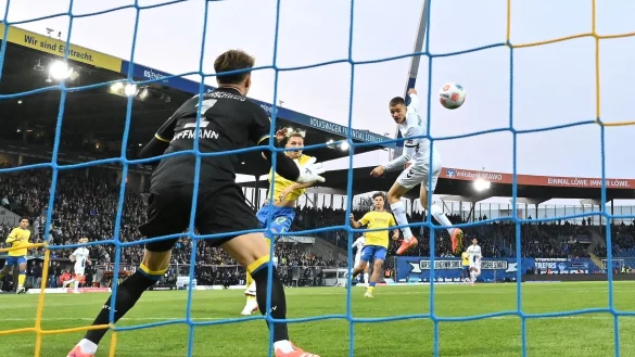 Tor nach 30 Sekunden: Paderborns Filip Bilbija trifft in Braunschweig. - &copy; Swen Pf&ouml;rtner/dpa