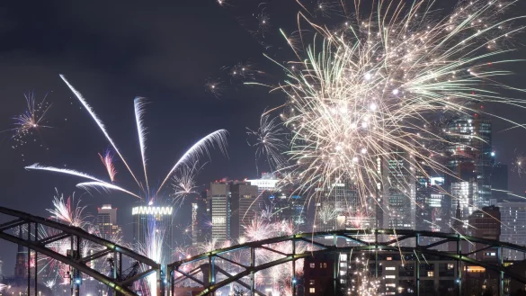 Gut jeder f&uuml;nfte Bundesb&uuml;rger will laut einer neuen Umfrage zum Jahreswechsel privates Feuerwerk z&uuml;nden. (Archivbild) - &copy; Boris Roessler/dpa