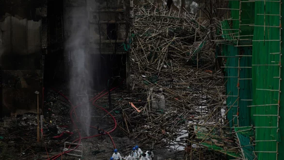 Die Sucharbeiten nach weiteren Leichen könnten noch Wochen andauern. - © Ng Han Guan/AP/dpa