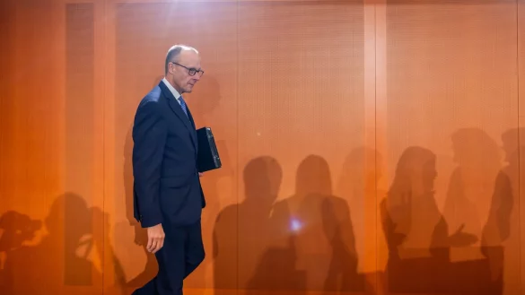 Merz steht nach seiner Äußerung heftig in der Kritik. (Archivbild) - © Michael Kappeler/dpa