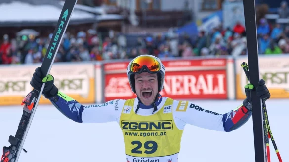 Tschechischer Ski-Coup in Gr&ouml;den: Jan Zabystran bejubelt seinen Sieg im Super-G. - &copy; Alessandro Trovati/AP/dpa