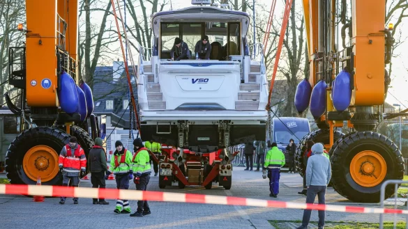 Schiffskran &laquo;Big Willi&raquo; ist so gro&szlig; und stark, dass er ganze Schiffe versetzen kann. - &copy; Christoph Reichwein/dpa