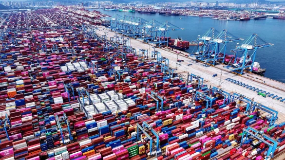 Chinas Wirtschaft setzt für Wachstum auf Exporte. (Symbolbild) - © Uncredited/CHINATOPIX via AP/dpa