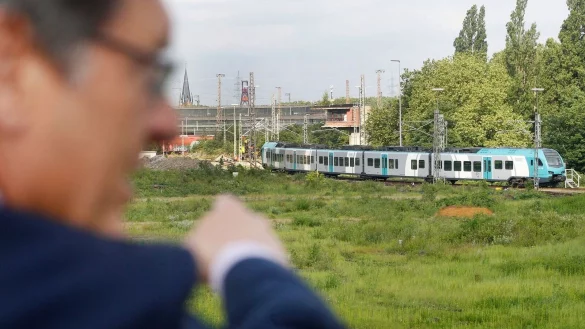 Die Seilbahn soll ein k&uuml;nftiges Arbeitsquartier mit einem Bahnhof verbinden. Noch ist das Gel&auml;nde eine Brachfl&auml;che. (Archivbild) - &copy; Roland Weihrauch/dpa