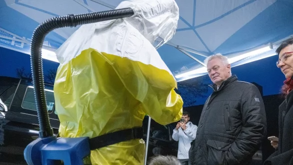 Bundeslandwirtschaftsminister Alois Rainer (CSU) dankte bei seinem Antrittsbesuch den Mitarbeitern des Friedrich-Loeffler-Instituts (FLI) f&uuml;r ihre Arbeit, die auch zur Eind&auml;mmung von Tierseuchen wie der Gefl&uuml;gelpest beitr&auml;gt. - &copy; Stefan Sauer/dpa