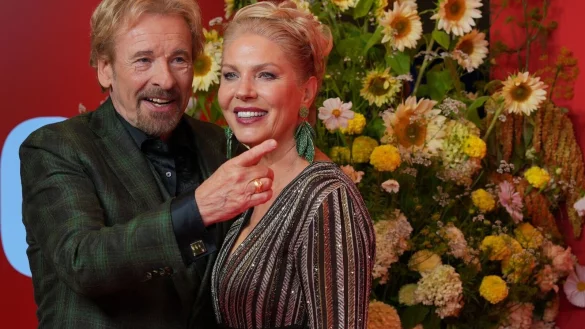 Thomas Gottschalk und Karina Mroß im September in Berlin. (Archivbild) - © Soeren Stache/dpa