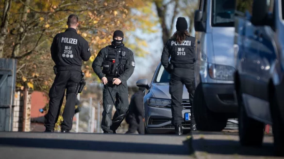 Erneut durchsuchte die Polizei H&auml;user. - &copy; Philip Dulian/dpa