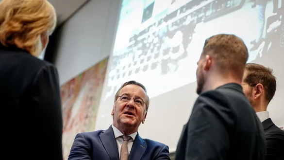 Aufatmen f&uuml;r den Verteidigungsminister: Die Einigung steht. - &copy; Kay Nietfeld/dpa