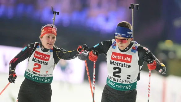 Das deutsche Team Justus Strelow und Janina Hettich-Walz beim Biathlon auf Schalke. - &copy; Bernd Thissen/dpa