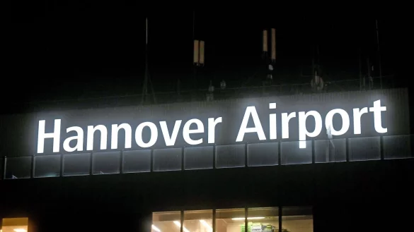 Flieger wurden teils umgeleitet oder konnten erst sp&auml;ter landen. (Symbolbild) - &copy; Holger Hollemann/dpa