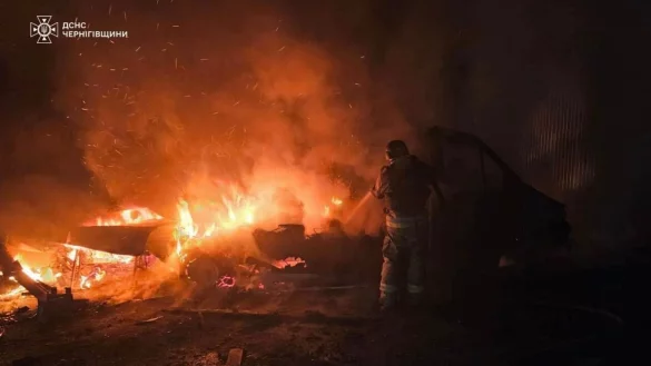 In Tschernihiw im Norden der Ukraine hat das russische Milit&auml;r erneut Energieanlagen angegriffen und besch&auml;digt. - &copy; Ukrainian Emergency Service/Ukrainian Emergency Service/AP/dpa