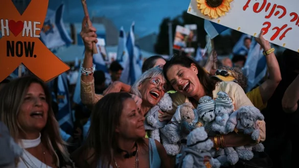 An dem Schicksal der während des Hamas-Massakers in den Gazastreifen verschleppten Geiseln hat ganz Israel emotional tief Anteil genommen. - © Emilio Morenatti/AP/dpa